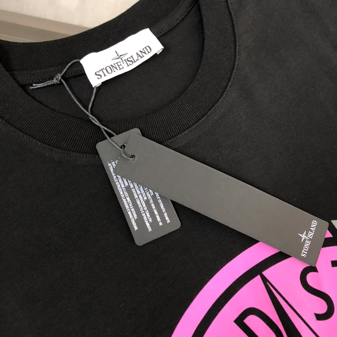 P180 Stone Island Stone Island 2025 latest T-shirt, couple style ~ Original order, stylish and casual short T-shirt, specially made of customized cotton fabric ~ Cotton T-shirt ~ Pre-washed to prevent deformation and shrinkage problem, more comfortable and breathable on the body ~ All available from stock ~ Unique design style, trendy must-have item, complete with three standards 👍 Color: black/white Size: S M L XL (larger version, please indicate your height and weight when placing an order)